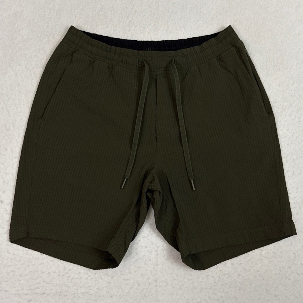 Lululemon Bowline Shorts Mens Medium Dark Olive Seersucker 8 Inch Inseam